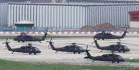Helicópteros UH-60 Black Hawk do Exército dos EUA no Campo Humphreys, na Coreia do Sul, onde começaram nesta segunda-feira, 17 de agosto de 2026, as tradicionais manobras militares conjuntas entre os dois países.  Foto: AFP - - / RFI