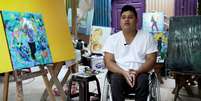 Artista Melvin Gómez questiona manutenção do regime de exceção em El Salvador  Foto: Felix Lima/BBC / BBC News Brasil
