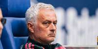 Mourinho fica com o olho roxo ap&oacute;s levar bolada que quebrou seu &oacute;culos durante treinamento do Real Madrid.  Foto: NurPhoto/ Getty Images
