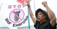 Sul-coreano participa de protesto contra exercícios militares conjuntos com EUA  Foto: ANSA / Ansa - Brasil