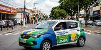 Carro adesivado com propaganda política  Foto: Imagem produzida com o auxílio da IA