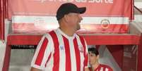 Nick Nurse acompanha N&aacute;utico x Cear&aacute; nos Aflitos com a camisa do clube pernambucano - Foto: Reprodu&ccedil;&atilde;o/Lucas Holanda/Ge via X / Jogada10