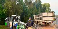 Acidente entre ônibus e carreta deixa aos menos 23 mortos no Paraná  Foto: Divulgação/PRF-PR