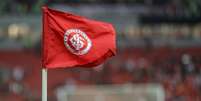 Bandeira de escanteio com o escudo do Internacional, no Beira-Rio, em Porto Alegre - Foto: Pedro Tesch/Getty Images / Esporte News Mundo