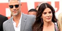 Sandra Bullock fala sobre a perda de Bryan Randall, o diagn&oacute;stico de ELA mantido em segredo e o luto que come&ccedil;ou antes da morte Foto: Reprodu&ccedil;&atilde;o/YouTube / Bons Fluidos