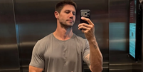 Jonas Sulzbach revela dificuldades ap&oacute;s fraturar o bra&ccedil;o durante f&eacute;rias na Argentina  Foto: Mais Novela