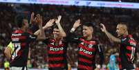 Jogadores do Flamengo celebram gol contra o Santos pelo Campeonato Brasileiro de 2025; da esquerda para a direita: Bruno Henrique, Ayrton Lucas, Luiz Ara&uacute;jo e Everton Cebolinha - Foto: Wagner Meier/Getty Images / Esporte News Mundo