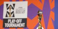 Trof&eacute;u da Copa do Mundo Feminina  Foto: Arnd Wiegmann &ndash; FIFA/FIFA via Getty Images