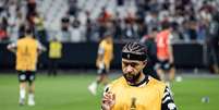 Memphis Depay durante aquecimento antes de Corinthians x Rosario Central.  Foto: Taba Benedicto/Estad&atilde;o / Estad&atilde;o