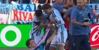 Jogadores da Argentina exibiram faixa alusiva &agrave;s Malvinas ap&oacute;s vit&oacute;ria sobre a Inglaterra - Foto: reprodu&ccedil;&atilde;o de v&iacute;deo / Jogada10