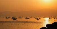 Navios no Estreito de Ormuz, vistos de Musandam, Om&atilde;, em 16 de junho de 2026.  Foto: REUTERS - Stringer / RFI