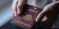 Um cidad&atilde;o russo segura seu passaporte em Belgrado, em 1&ordm; de fevereiro de 2024.  Foto: &copy; Andrej Isakovic / AFP / RFI