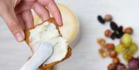 Manteiga ou requeij&atilde;o: qual deles &eacute; o melhor para colocar no p&atilde;o?  Foto: Freepik