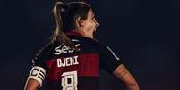 Djeni (segunda da direita para a esquerda) faz o primeiro gol do Fla e comemora. Mas ela ainda faria outro gol.  Foto: Reprodu&ccedil;&atilde;o / Instagram Flamengo Futebol feminino / Jogada10