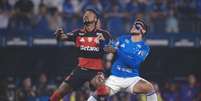 Marquinhos, do Cruzeiro, e Bruno Henrique, do Flamengo, durante partida pela Libertadores. Foto: Pedro Vale/Sports Press Photo/Getty Images