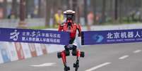 O rob&ocirc; humanoide "Lightning" da Honor, da equipe Qitian Dasheng (Grande S&aacute;bio), cruza a linha de chegada durante a Meia Maratona de Rob&ocirc;s Humanoides de Pequim E-Town de 2026, em 19 de abril de 2026, em Pequim, China.  Foto: Ni Yanqiang, Liu Chenyin, Chou Xueyan/Zhejiang Daily Press Group/VCG via Getty Images