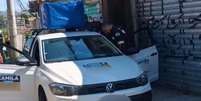 Corpo foi encontrado dentro de ve&iacute;culo em Itapevi, na Grande S&atilde;o Paulo  Foto: Divulga&ccedil;&atilde;o/Pol&iacute;cia Militar de S&atilde;o Paulo / Estad&atilde;o