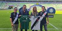 23.08.2026 - A presidente do Palmeiras, Leila Pereira, se encontrou com o empres&aacute;rio Marcos Lamachia (canto direito), investidor interessado em comprar o futebol do Vasco, neste domingo, 23, no Nubank Parque. Lamachia &eacute; enteado da dirigente.  Foto: Reprodu&ccedil;&atilde;o/X/@AVascainos / Estad&atilde;o