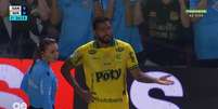 Reinaldo se revolta após ser alvo de cusparada da torcida do Santos. Foto: Reprodução/Premiere / Estadão