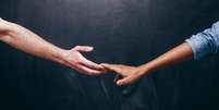 Conhecidos como ficantes, situationships ou quase algo, esses v&iacute;nculos sem compromisso oficial podem gerar um luto emocional prolongado  Foto: igor_kell/Getty Images / Bons Fluidos
