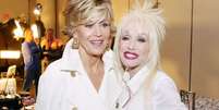 Dolly Parton ao lado de Jane Fonda; juntas fizeram o filme 'Como elimnar seu chefe'.  Foto: Getty Images / Purepeople