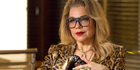 Os novos t&ecirc;nis da Nike na cor 'Pilar' de 'Quem Ama Cuida' s&atilde;o confort&aacute;veis e elegantes para mulheres com mais de 50 anos: consigo imaginar a personagem de Isabel Teixeira j&aacute; querendo us&aacute;-los o tempo todo em seus looks 'animal print'. Foto: Divulga&ccedil;&atilde;o/TV Globo, Manoella Mello / Purepeople