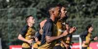 S&atilde;o Paulo atrasa direitos de imagem e enfrenta press&atilde;o financeira &ndash;  Foto: Rubens Chiri e Erico Leonan / S&atilde;o Paulo / Jogada10
