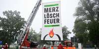 Ativistas do Greenpeace protestam contra o governo alem&atilde;o: "Merz, acabe com o fogo".  Foto: RFI