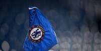 Escudo do Chelsea na bandeirinha de escanteio  Foto: Esporte News Mundo