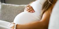 Mulher deu &agrave; luz g&ecirc;meos gestacionais de pais biol&oacute;gicos diferentes ap&oacute;s engravidar naturalmente durante um processo de FIV  Foto: Reprodu&ccedil;&atilde;o: kjekol/Getty Images Pro / Bons Fluidos