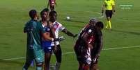 Zagueiro do Vit&oacute;ria perde a cabe&ccedil;a ap&oacute;s gol do Bahia e tenta rasgar camisa de Jean Lucas. Foto: Reprodu&ccedil;&atilde;o/Premiere / Estad&atilde;o