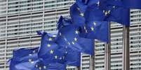 Bandeiras da União Europeia em frente à sede da Comissão Europeia em Bruxelas, na Bélgica.  Foto: REUTERS - Yves Herman / RFI