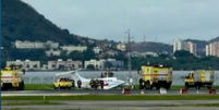 Avi&atilde;o saiu da pista no Aeroporto Santos Dumont nesta quinta-feira, 27, durante pouso; n&atilde;o h&aacute; registros de feridos  Foto: Reprodu&ccedil;&atilde;o/Brasil Urgente
