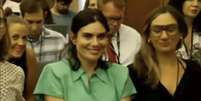 Brittany Romano foi flagrada sorrindo para a câmera durante um julgamento de um assassinato de três crianças nos EUA  Foto: Repodução/X