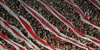 Torcedores do River Plate incentivando a equipe durante a partida de playoff da Copa Sul-Americana 2026, entre River Plate e Independiente Santa Fé, da Colômbia, no Estádio Monumental Antonio V. Liberti, em Buenos Aires, Argentina, em 26 de agosto de 2026  Foto: Juan Manuel Baez/NurPhoto via Getty Images