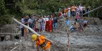 Moradores avaliam os danos ap&oacute;s inunda&ccedil;&otilde;es repentinas ocorridas em 27 de agosto de 2026 em Trishuli, Nepal.  Foto: Ezra Acayan/Getty Images