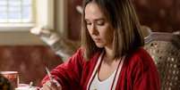 Especialistas em grafologia associam a altern&acirc;ncia entre letras mai&uacute;sculas e min&uacute;sculas a uma tentativa, consciente ou n&atilde;o, de fugir do padr&atilde;o e criar uma forma pr&oacute;pria de express&atilde;o. Foto: Google Gemini IA / Purepeople