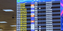 Painel de voos mostra voos cancelados no Aeroporto Santos Dumont nesta sexta-feira, 28  Foto: Reprodu&ccedil;&atilde;o/TV Globo