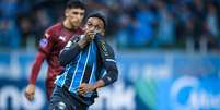 Gabriel Mec comemora gol pelo Grêmio –  Foto: Lucas Uebel / Grêmio FBPA / Jogada10