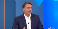 Fl&aacute;vio Bolsonaro vai &agrave; sabatina com mensagem escrita na m&atilde;o  Foto: Reprodu&ccedil;&atilde;o/Globo