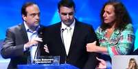 Jandira ajuda Fl&aacute;vio Bolsonaro, que teve um mal-estar durante o debate para a Prefeitura do Rio de Janeiro em 2016.  Foto: Reprodu&ccedil;&atilde;o/ Redes Sociais