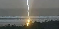 Imagens de câmeras de segurança registraram o momento em que o raio atingiu a praia de SC na tarde de sexta-feira, 28  Foto: Reprodução/Instagram/@andrevilsonfrancisco