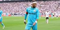 Neymar usa faixa na cabe&ccedil;a em cl&aacute;ssico contra o Corinthians &ndash;  Foto: Reprodu&ccedil;&atilde;o/Premiere / Jogada10
