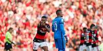 Samuel Lino, do Flamengo, comemora seu segundo gol marcado sobre o Botafogo durante partida v&aacute;lida pela 25&ordf; rodada do Campeonato Brasileiro, S&eacute;rie A, realizada no Est&aacute;dio Jornalista Mario Filho, o Maracan&atilde;, na zona norte do Rio de Janeiro, neste domingo, 30 de agosto de 2026.  Foto: Estad&atilde;o Conte&uacute;do