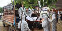 Equipes de resgate transportam um corpo para realizar um enterro em massa em Chitwan, no Nepal, em 29 de agosto de 2026.  Foto: RFI