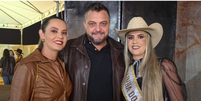 Lara Alves ganhou o t&iacute;tulo de Rainha do Rodeio de Montividiu, em Goi&aacute;s, e vive um relacionamento a tr&ecirc;s com a irm&atilde; g&ecirc;mea, Laila, e o agricultor Maycon Rueda  Foto: reprodu&ccedil;&atilde;o/G1 / Famosos e Celebridades