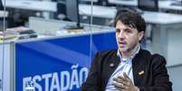 Renan Santos, candidato à Presidência da República pelo partido Missão, é questionado pelos jornalistas Marcelo Godoy e Ricardo Corrêa na sabatina do Estadão  Foto: Daniel Teixeira/Estadão / Estadão