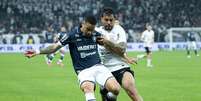 Yago Pikachu, do Remo, disputa lance com Matheus Bidu, do Corinthians, pelo Brasileir&atilde;o. Foto: Renato Padalka/Alamy Live News