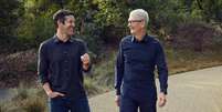 John Ternus (esq.) ter&aacute; a miss&atilde;o de substituir Tim Cook no comando da Apple  Foto: DW / Deutsche Welle