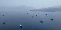 FOTO DE ARQUIVO: Uma vis&atilde;o de drone mostra navios perto do Estreito de Ormuz, vistos de Musandam, Om&atilde;, 28 de agosto de 2026.  Foto: REUTERS - Stringer / RFI